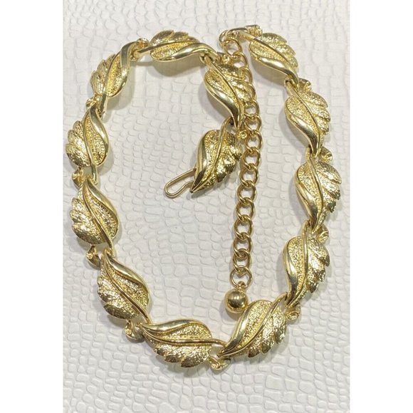 Vintage Signed Coro Des Pat Pend Gold Tone Leaf Necklace Choker - Picture 1 of 6